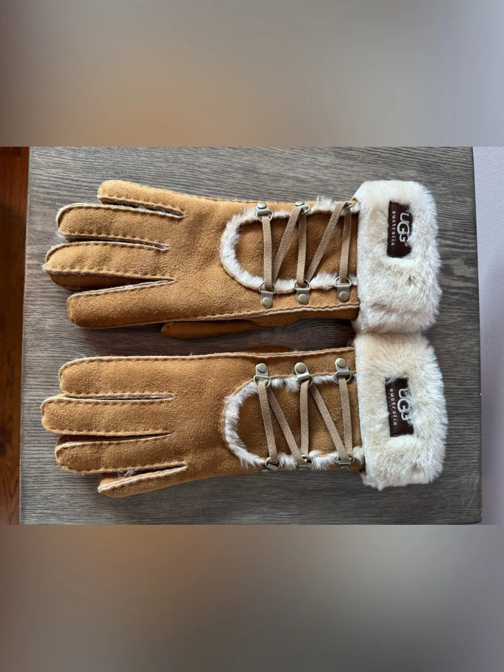 UGG Women’s Igloo Suede Sheepskin Shearling Lined Gloves Chestnut Size Small